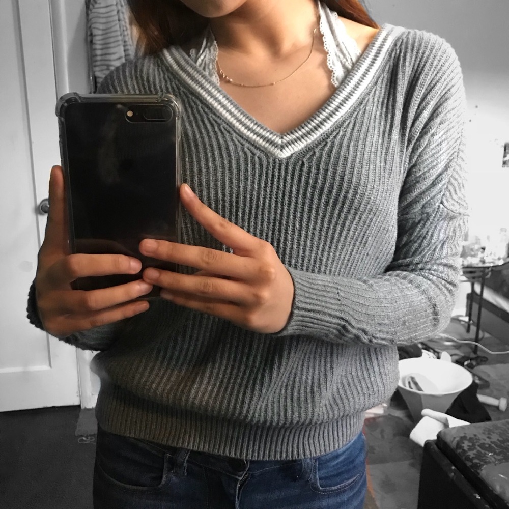 AMERICAN EAGLE V NECK SWEATER